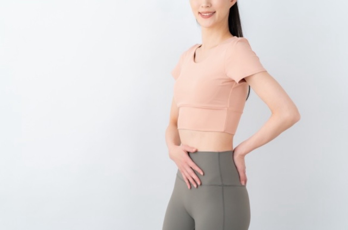 食事を見直すシンプルなコツについて解説する女性