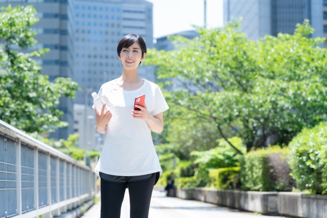 ダイエットのモチベーションについて考える女性